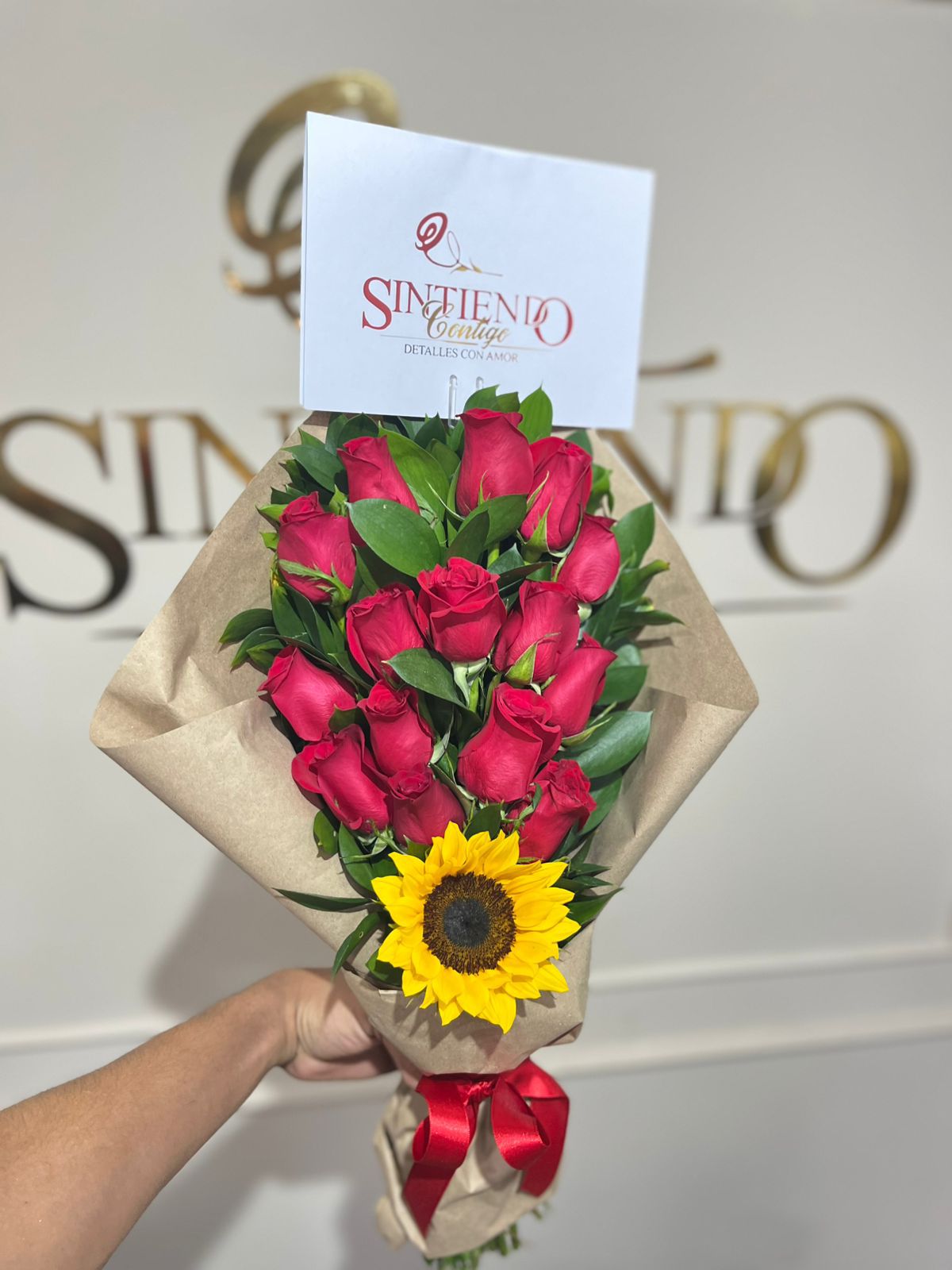 Ramillete de rosas con girasol