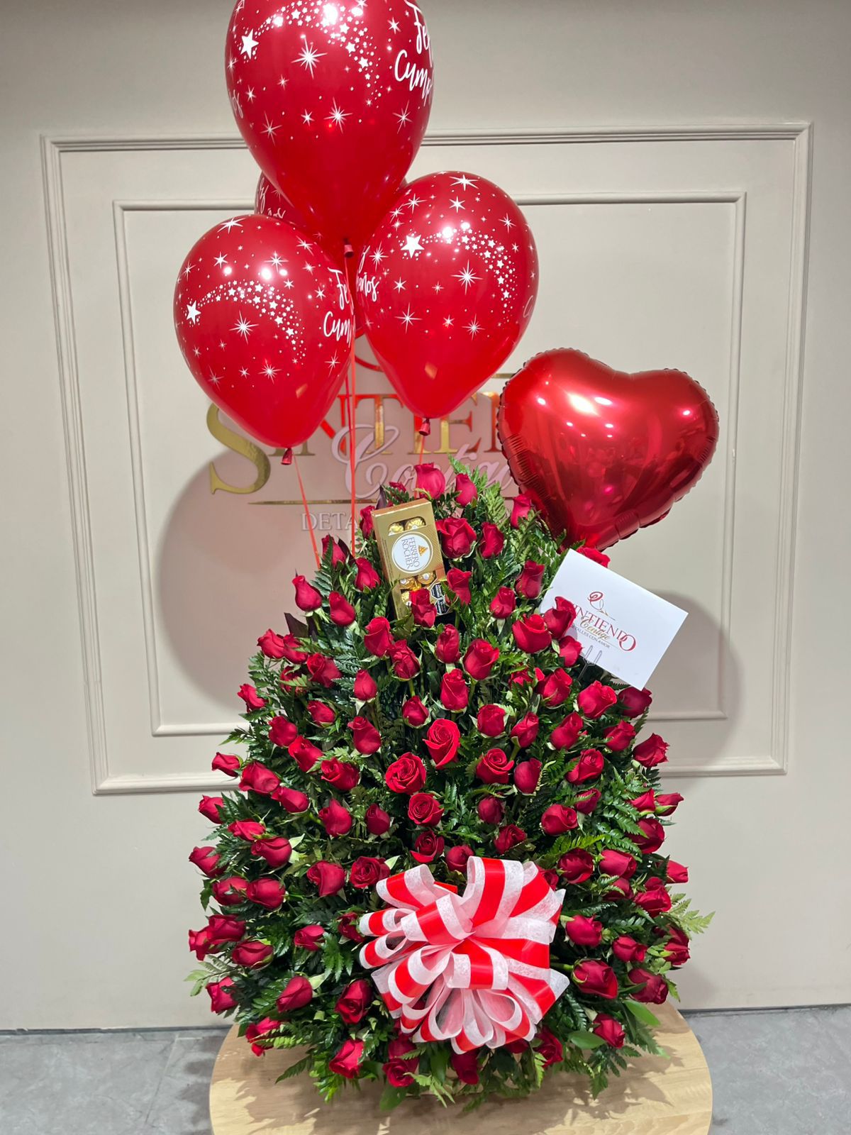 Arreglo floral en rosas, caja de Ferrero Rocher y globos con helio