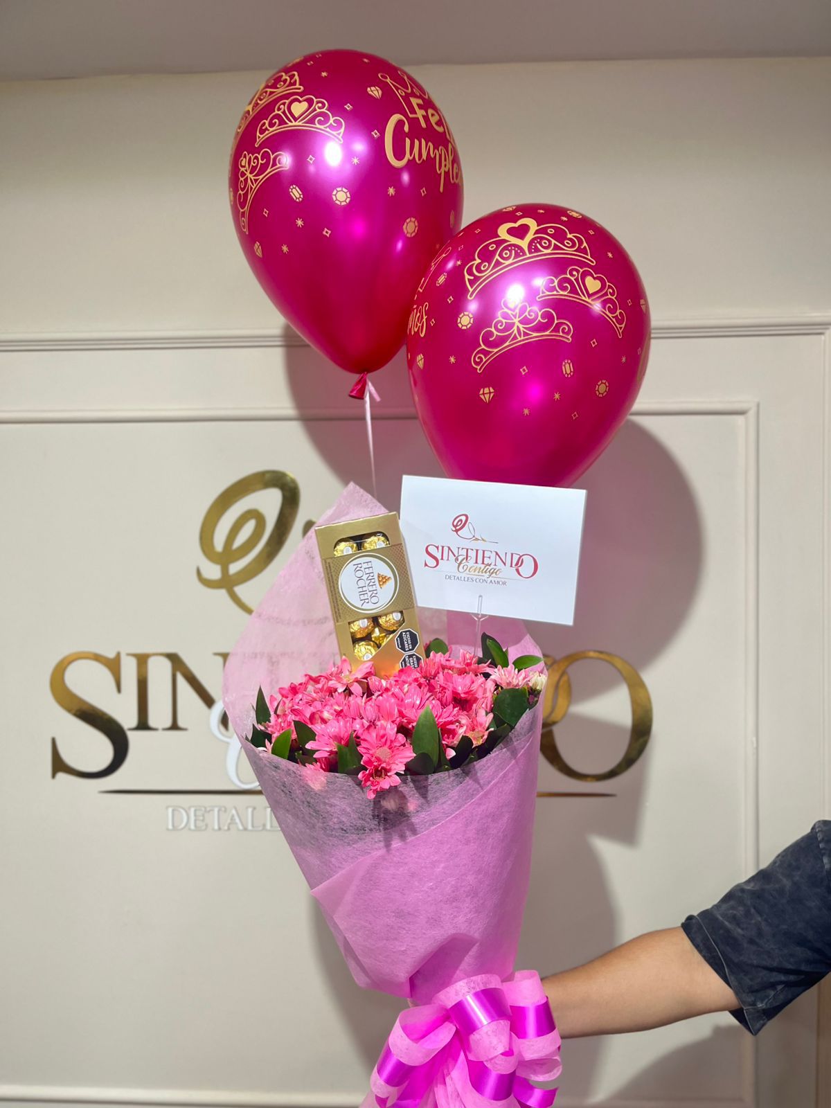 Bouquet de margaritas, caja de Ferrero Rocher y globos con helio