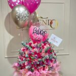 Arreglo floral en rosas surtidas y globos con helio