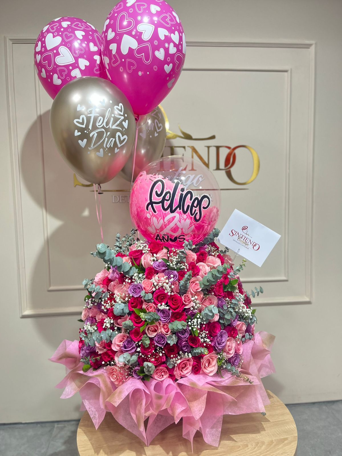 Arreglo floral en rosas surtidas y globos con helio