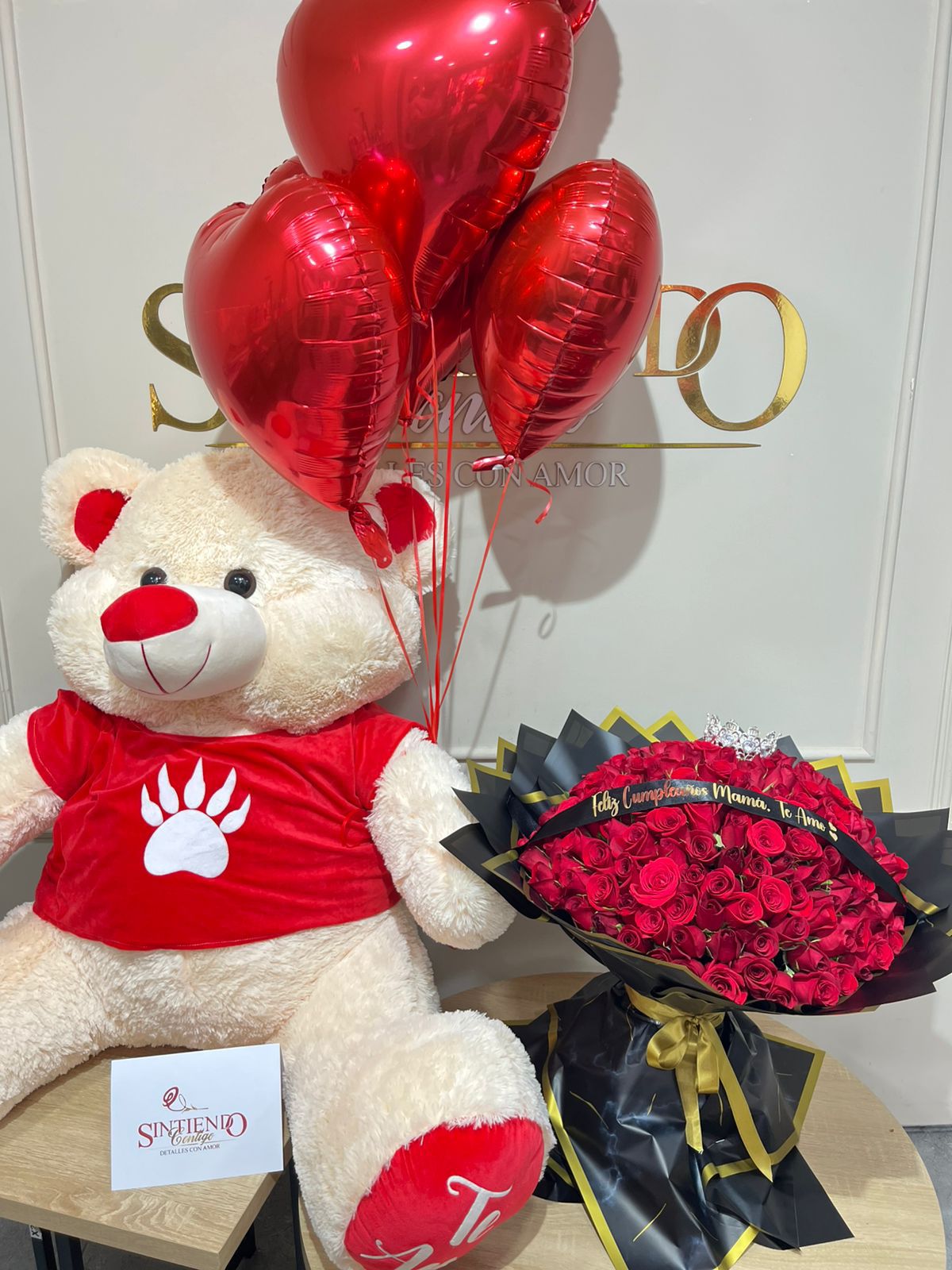 Oso de peluche gigante, globos con helio y bouquet de rosas