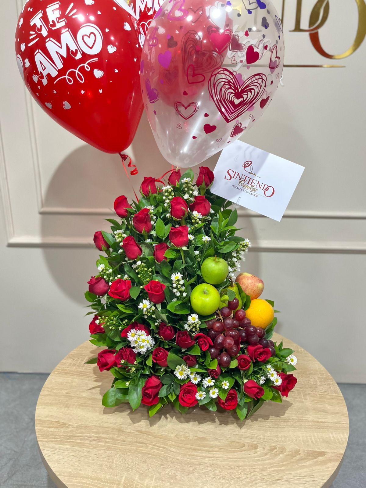 Arreglo floral con frutas y globos con helio