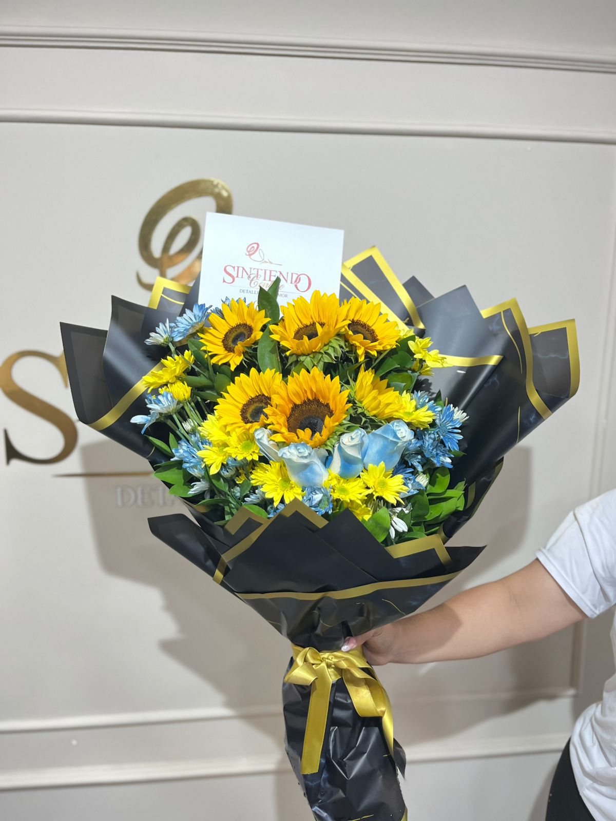 Bouquet de girasoles, rosas y margaritas