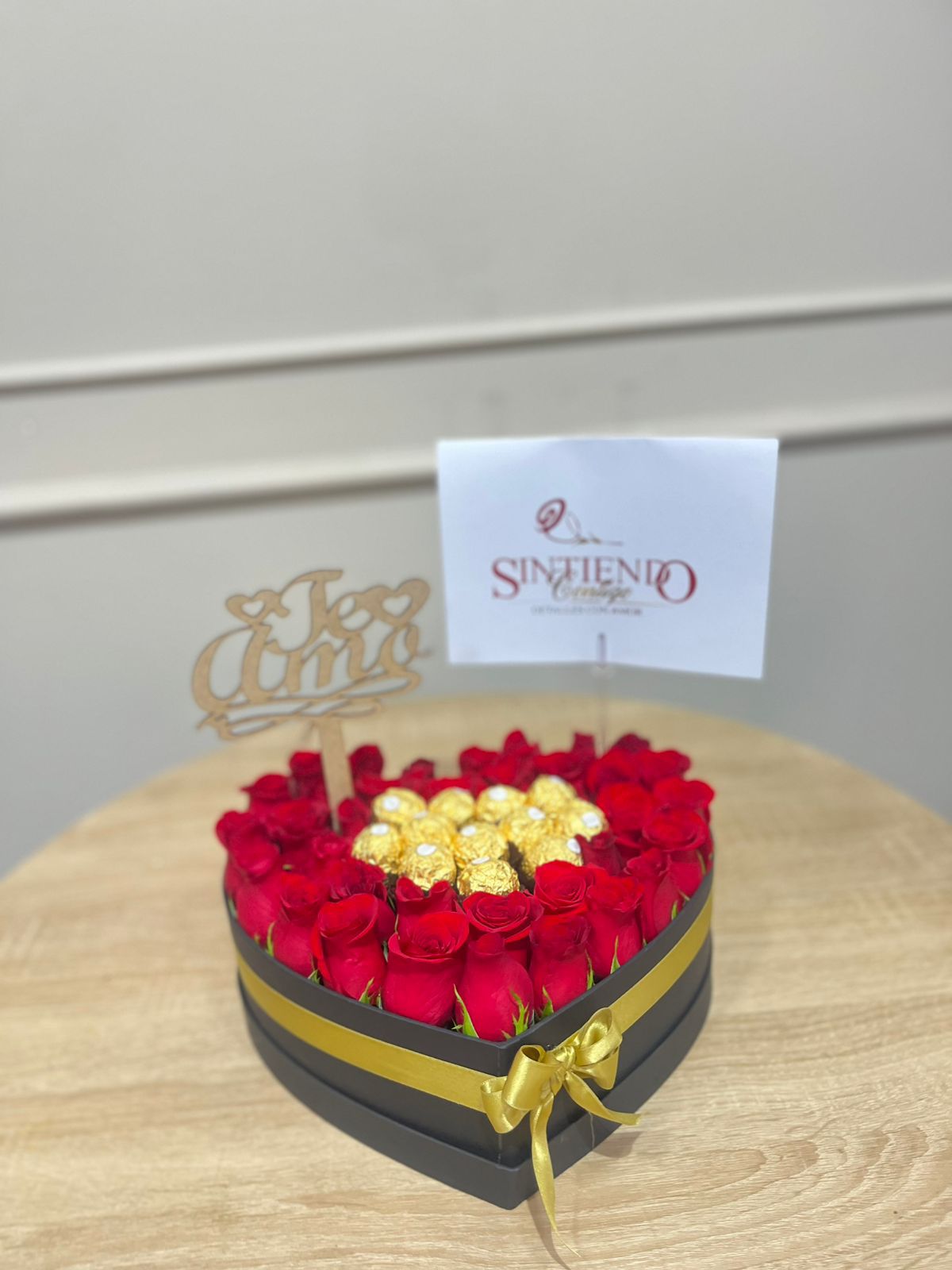 Caja corazon con rosas y ferreros rocher