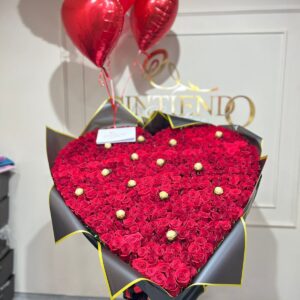 Bouquet en rosas, con Ferrero Rocher y globos con helio
