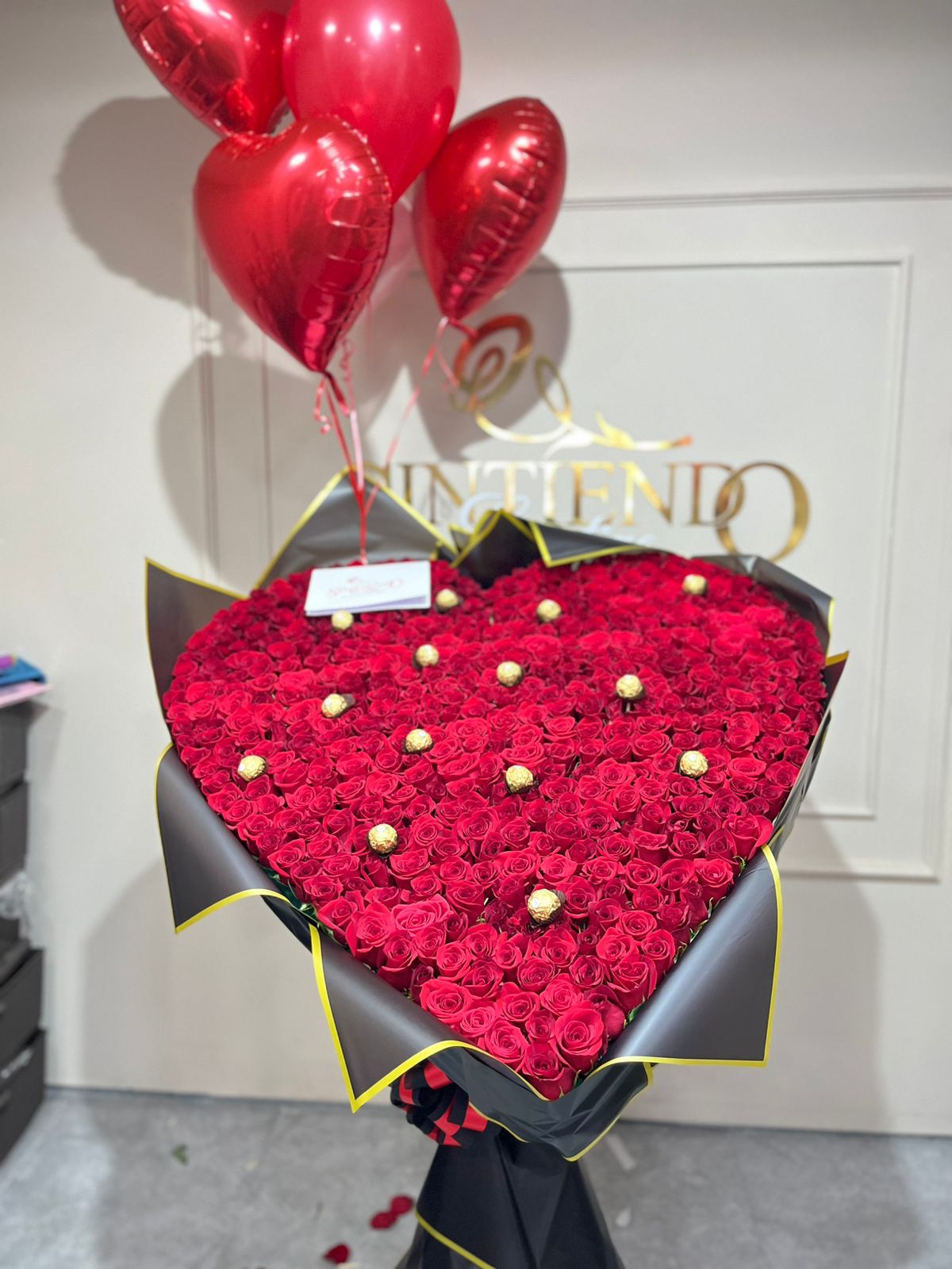 Bouquet en rosas, con Ferrero Rocher y globos con helio