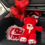 Oso de peluche gigante, bouquet de rosas con Ferrero Rocher y globos con helio