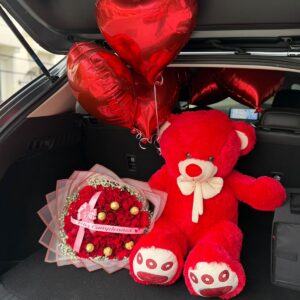 Oso de peluche gigante, bouquet de rosas con Ferrero Rocher y globos con helio