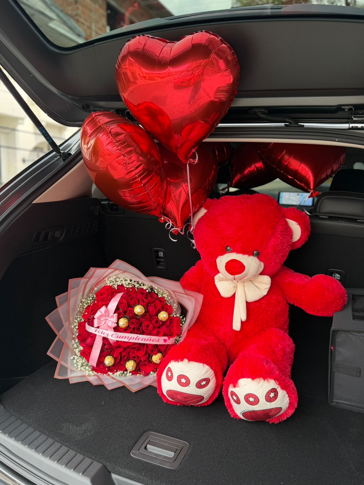 Oso de peluche gigante, bouquet de rosas con Ferrero Rocher y globos con helio