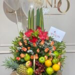 Canasta con rosas, frutas y globos con helio