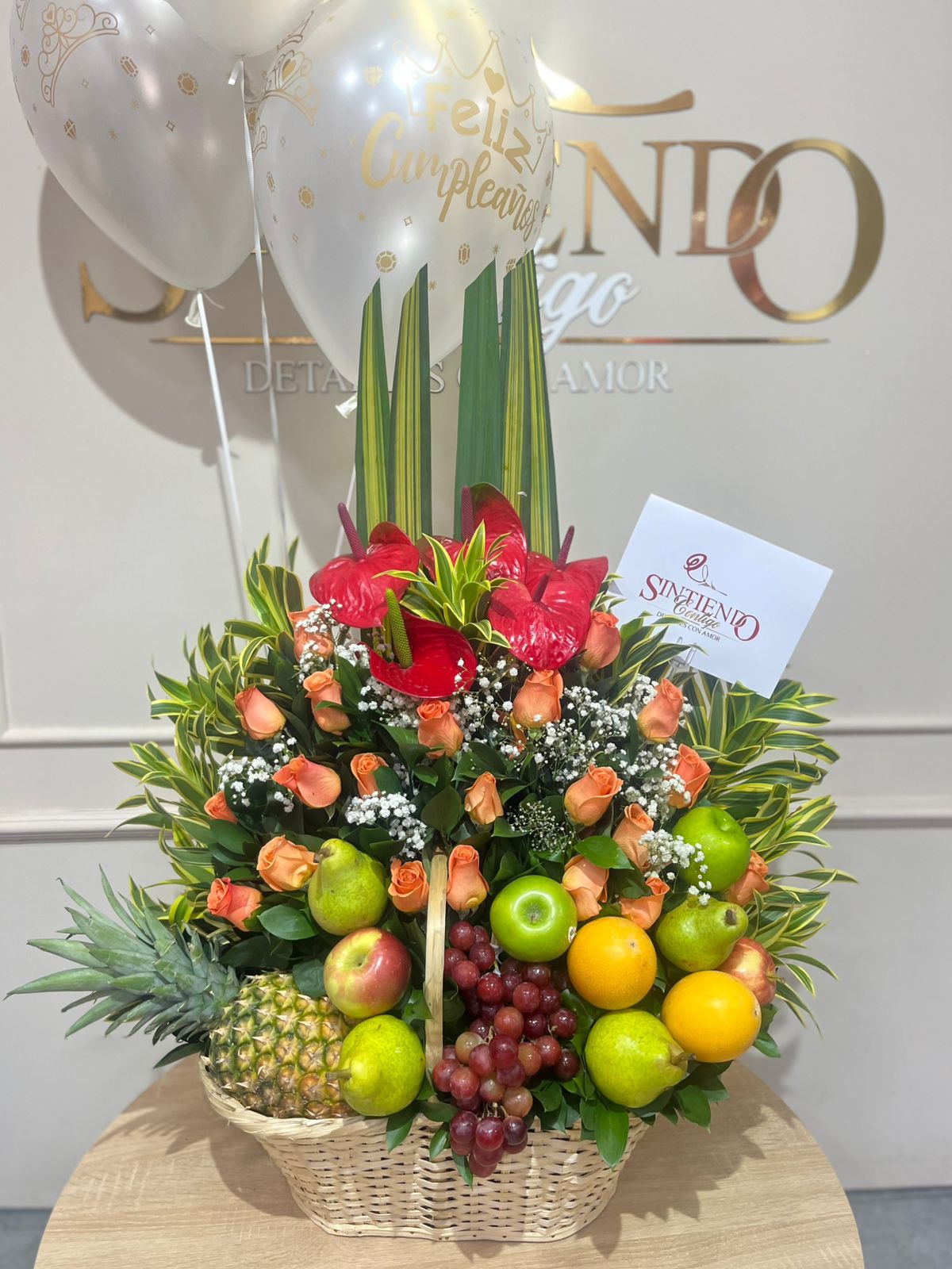 Canasta con rosas, frutas y globos con helio