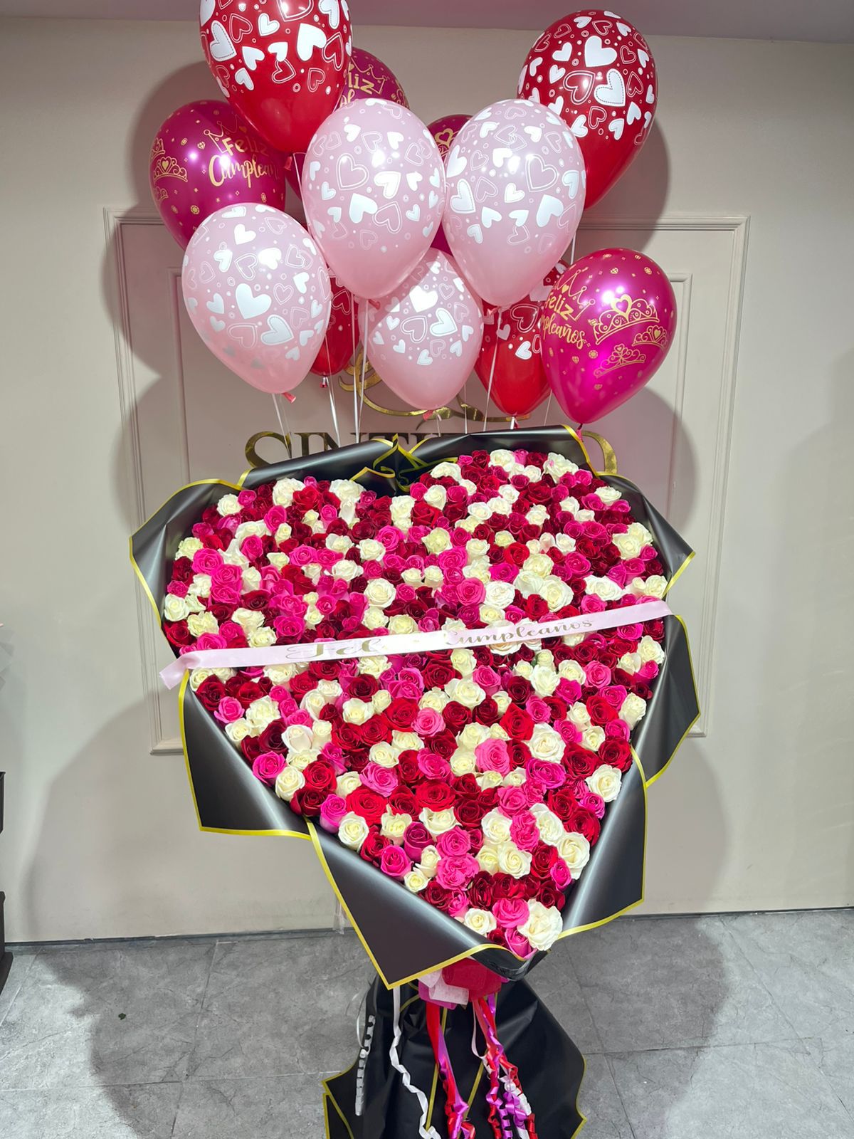 Arreglo gigante en rosas y globos con helio