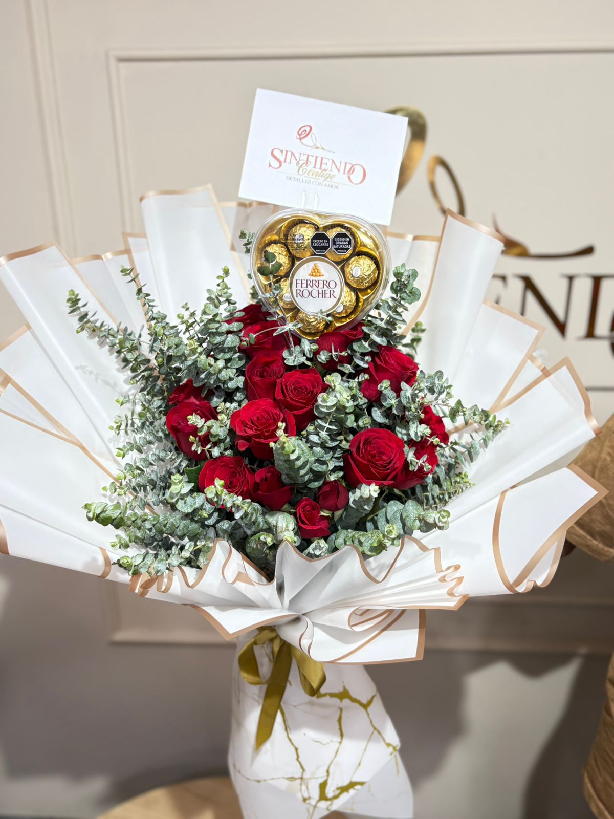 Bouquet de rosas con caja corazon Ferrero Rocher