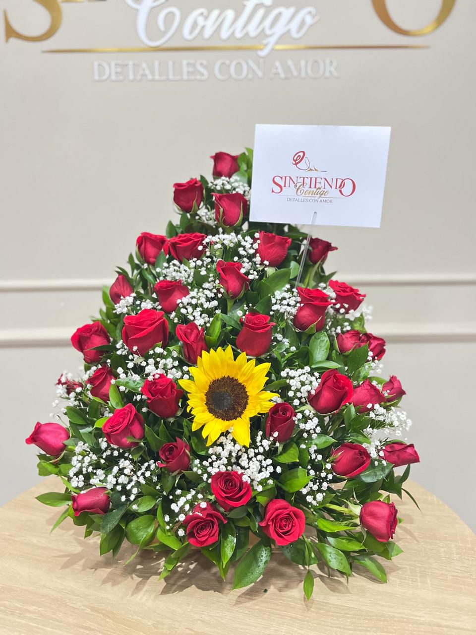 Arreglo floral en rosas y girasol