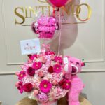 Cilindro en hortensias, gerveras, rosas, globos con helioy peluche