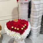 Caja corazon con rosas y Ferrero Rocher
