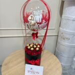 Cilindro en rosas, Ferrero Rocher y globo