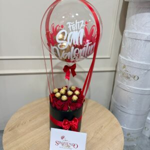 Cilindro en rosas, Ferrero Rocher y globo