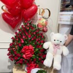 Arreglo floral en rosas, bouquet de rosas, peluche y globos con helio