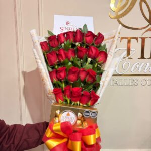 Ramillete de rosas y caja de Ferrero Rocher