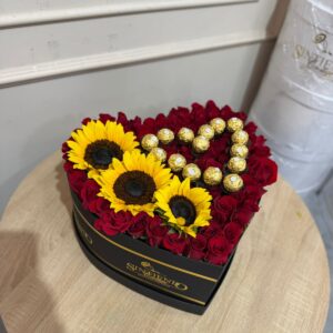 Caja corazon con rosas, girasoles y Ferrero Rocher