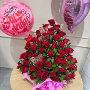 Arreglo floral con rosas y globos con helio