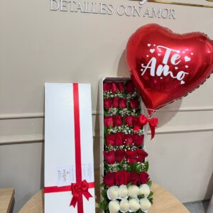 Caja con rosas, fresas con chocolate y globo metalizado