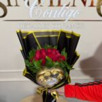 Ramillete de rosas con caja corazon Ferrero Rocher