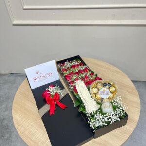 Caja con rosas, virgen en marmolina, vela, y caja corazon Ferrero Rocher