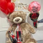 Oso gigante con botella de Bailey's, bouquet de rosas, fresas con chocolate y globos con helio