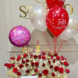 Arreglo floral en hortensias, rosas, fresas con chocolate, botella de JP Chenet y globos con helio