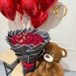 Bouquet de rosas, peluche y globos con helio