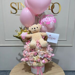 Cilindro en hortensias y rosas, fresas con chocolate, peluche y globos con helio