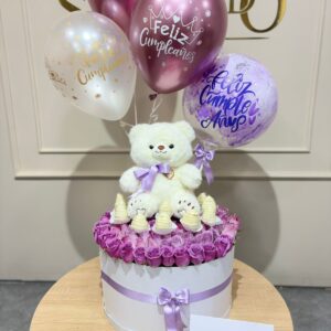 Cilindro de rosas, con peluche, fresas con chocolate y globos con helio