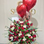 Arreglo floral de rosas, orquideas y globos con helio