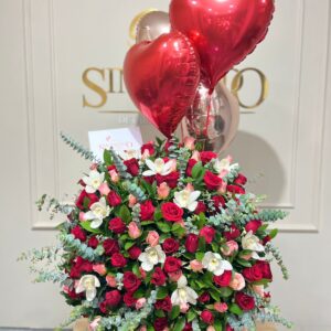 Arreglo floral de rosas, orquideas y globos con helio