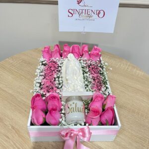 Caja con rosas, virgen en marmolina y vela