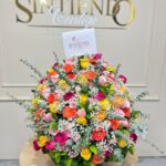 Arreglo floral con rosas surtidas