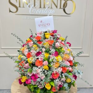 Arreglo floral con rosas surtidas