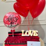 Caja con rosas y globos con helio