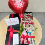 Caja con rosas, fresas con chocolate, JP Chenet, Ferrero Rocher, chocolatina y globo metalizado