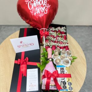 Caja con rosas, fresas con chocolate, JP Chenet, Ferrero Rocher, chocolatina y globo metalizado