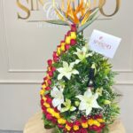 Arreglo floral con rosas y lirios