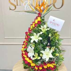 Arreglo floral con rosas y lirios