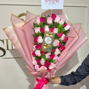 Ramillete de rosas con caja Ferrero Rocher