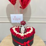 Caja corazon de rosas con rosa preservada, virgen en marmolina y globos con helio