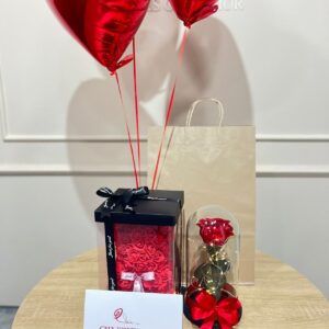 Oso teddy con rosa preservada y globos con helio