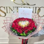 Bouquet de rosas y caja corazon Ferrero Rocher