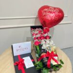 Caja con rosas, botella de Bailey's, fresas con chocolate, Ferrero Rocher y globo con helio